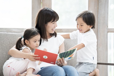 読み聞かせしている様子